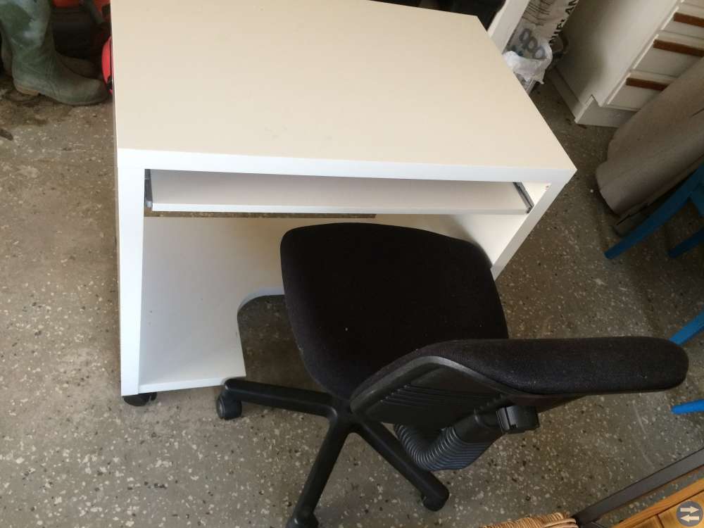 Skrivbord för dator och kontorsstol