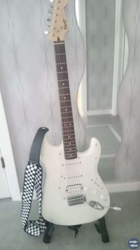 Elgitarr Fender Squire bullet strat