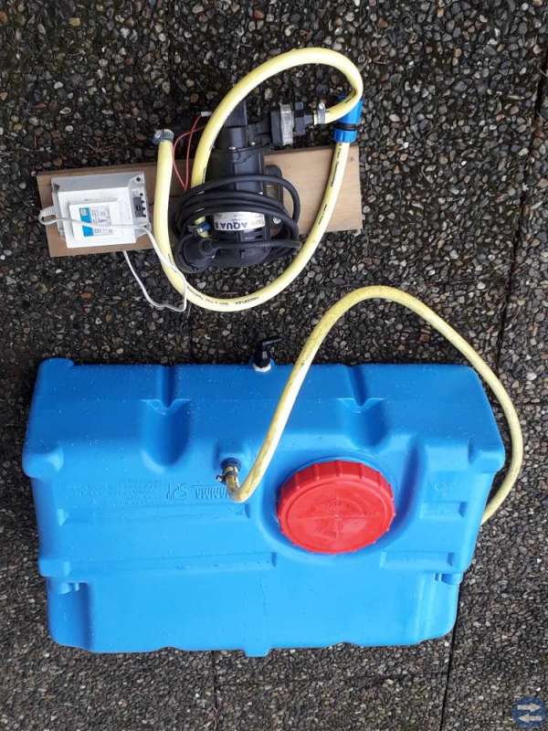 Vattentank med pump