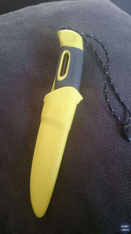 Scoutkniv med inbyggt eldstål.