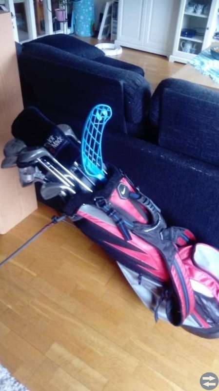 Gofset med bag och en bandyklubba.