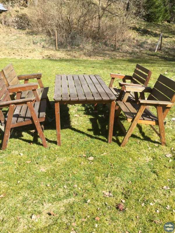 Träbord och 4 stolar