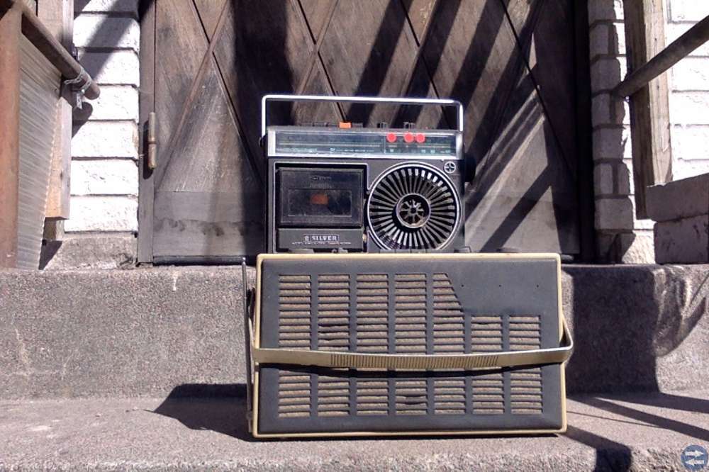 Gamla radioapparater.