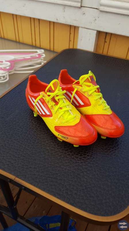 Adidas fotbollsskor