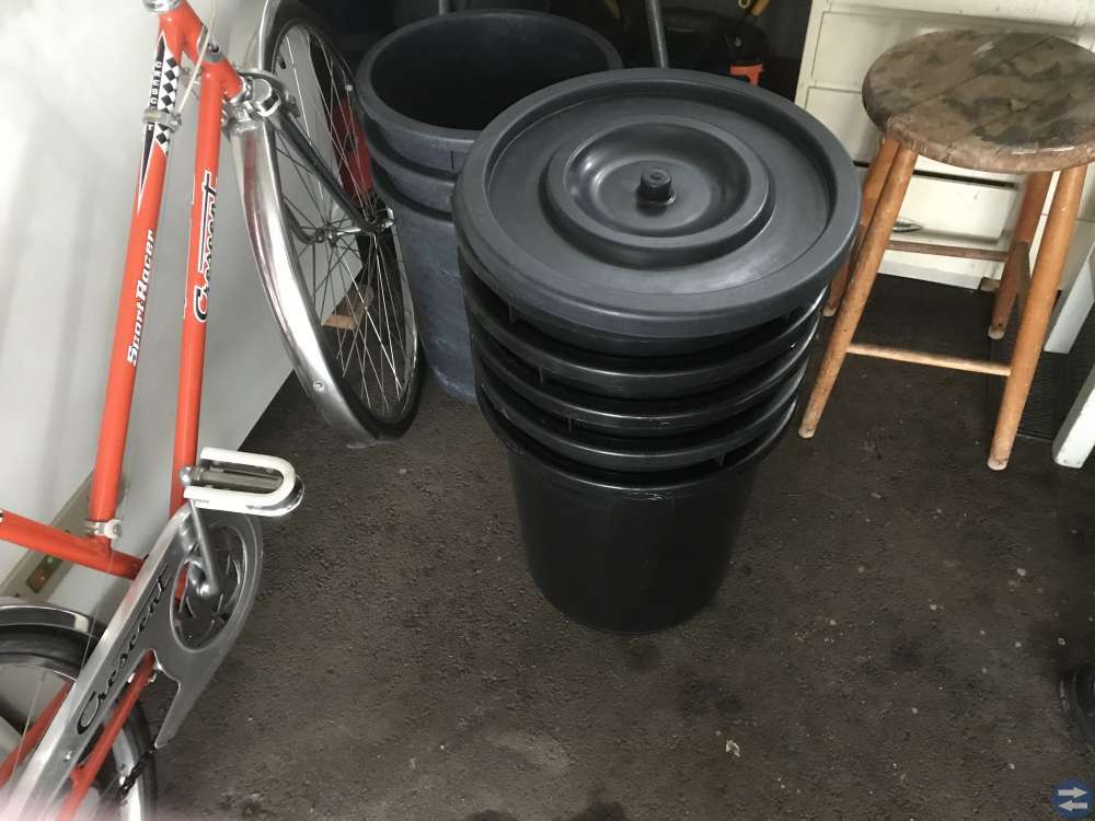 Plasttunnor 40l med lock