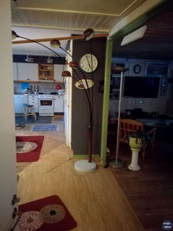 Femarmad golvlampa
