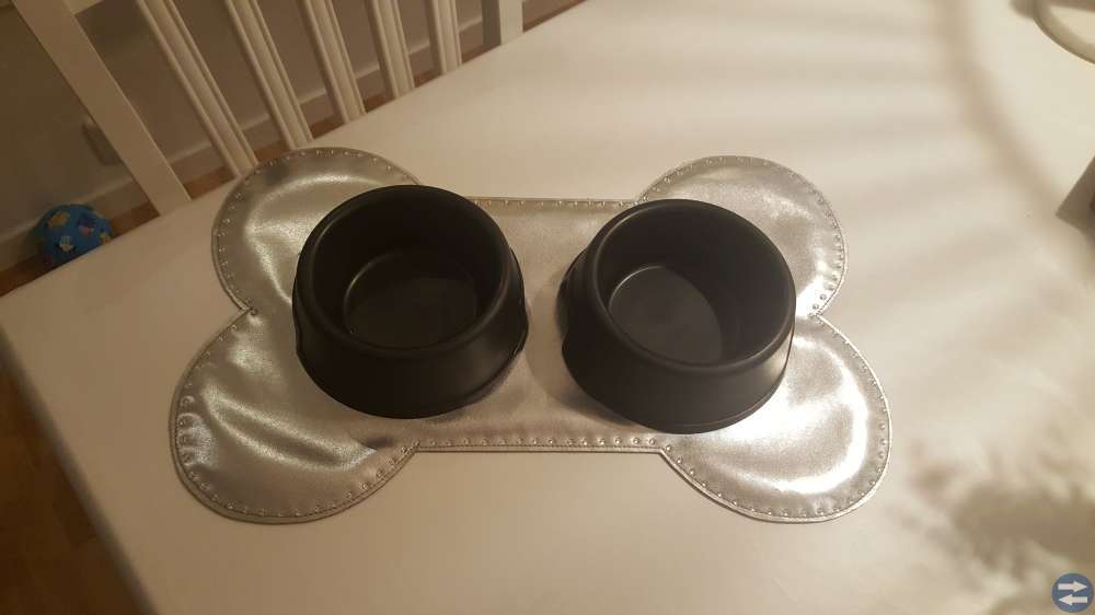 Matskålar med underlägg.