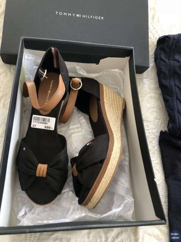 Nya Tommy Hilfiger sandaletter strl 37