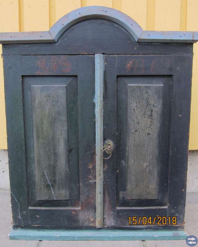 Antikt väggskåp
