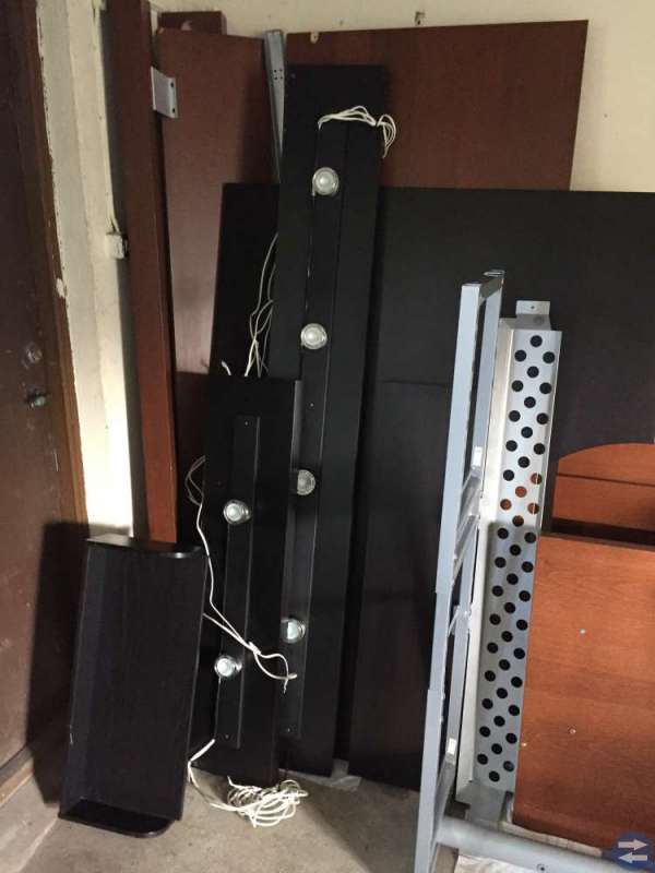 Stort skrivbord med tillhörande hyllor m belysning