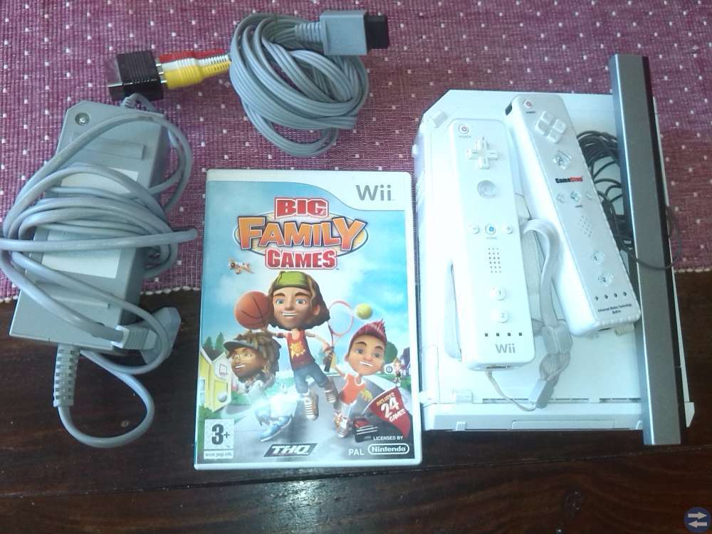 Nintendo Wii enhet med två dosor och ett spel