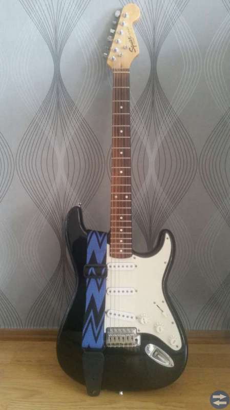 Squier Strat elgitarr.