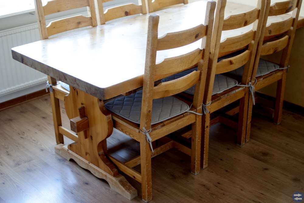 Stort rustikt köksbord i furu med 6 st. stolar