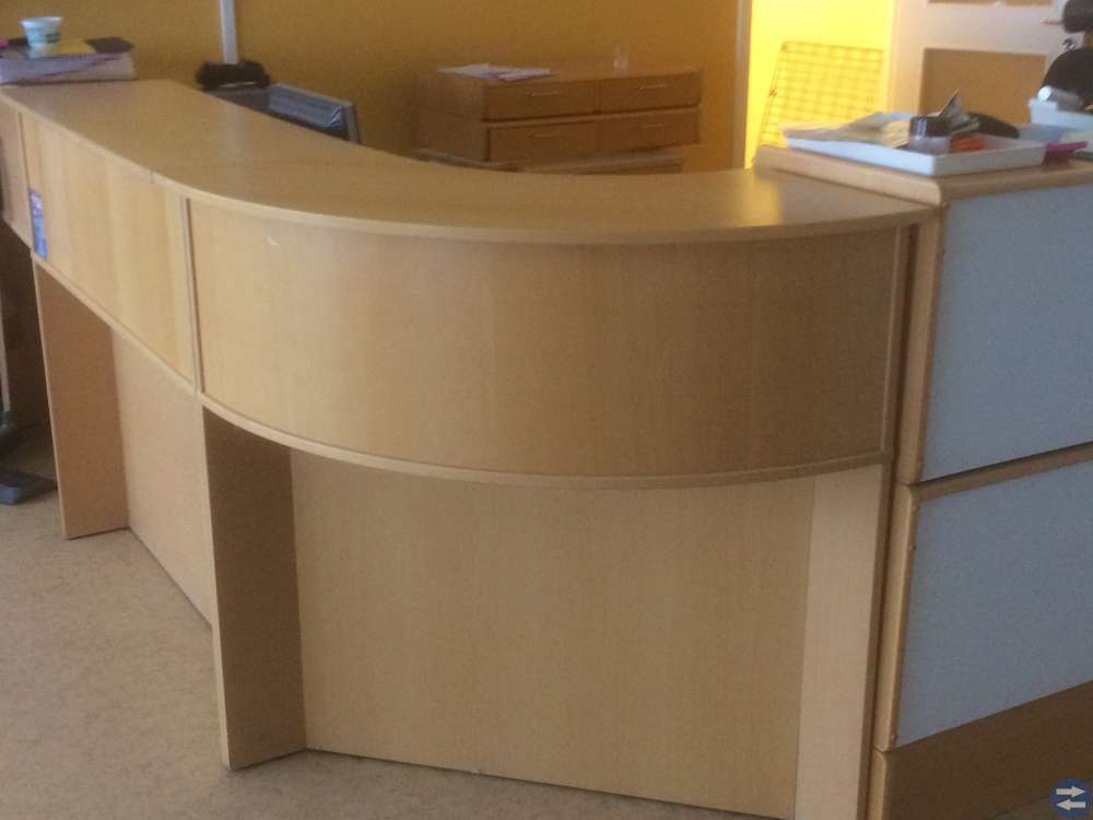 Receptionsdisk i träfanér