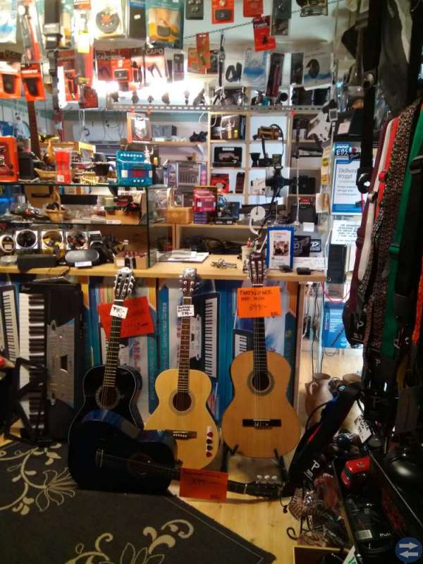 Några billiga gitarrer säljes privat.