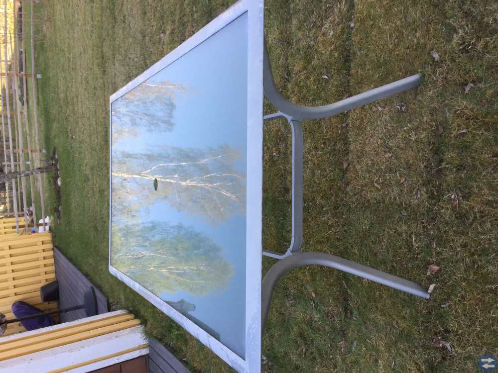 Utebord med glasskiva