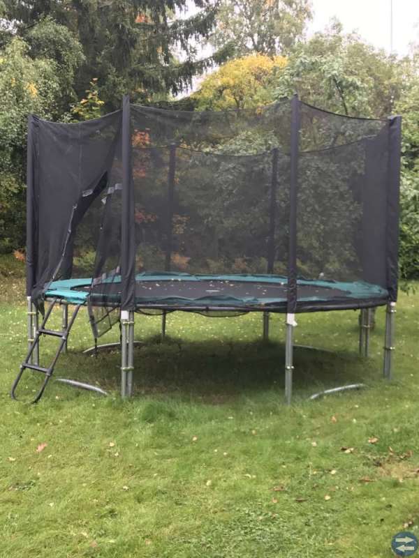 Studsmatta med nät