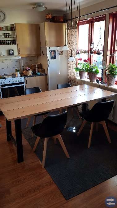 Köksbord och fyra stolar