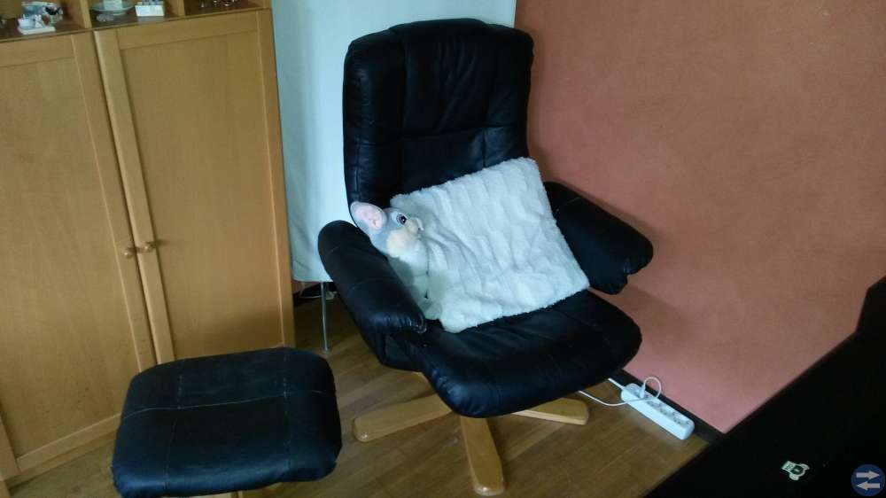 Ful fotölj med ännu fular pall