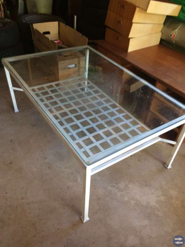 Vitmålat soffbord metall