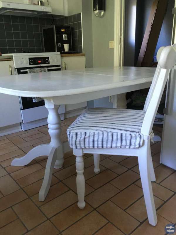 Köksbord med stolar