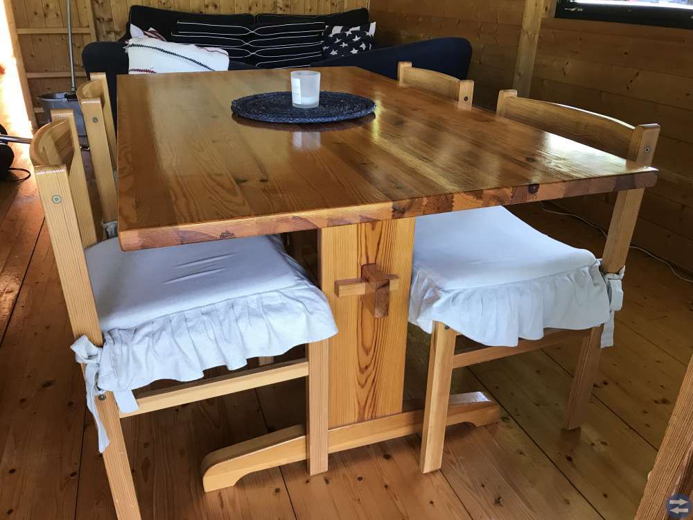 Furubord och 4 stolar