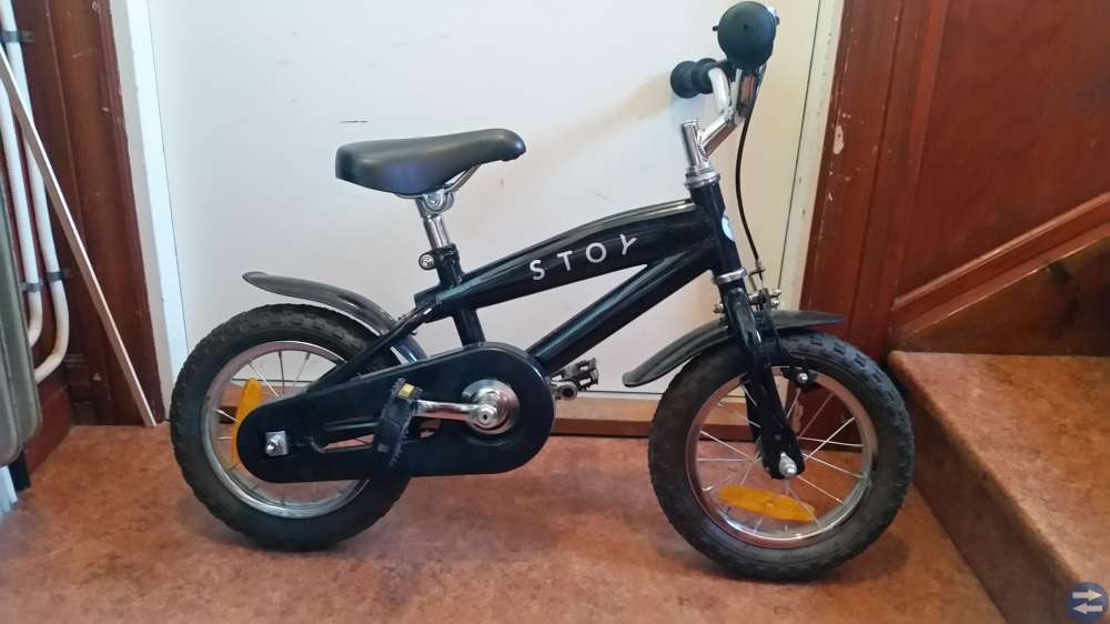 Svart 14 tums cykel med stödhjul till