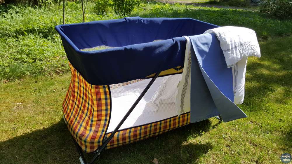 Barnsäng för baby ,hopfällbar+sängkläder
