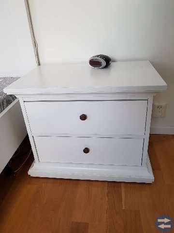Två vita fina sängbord