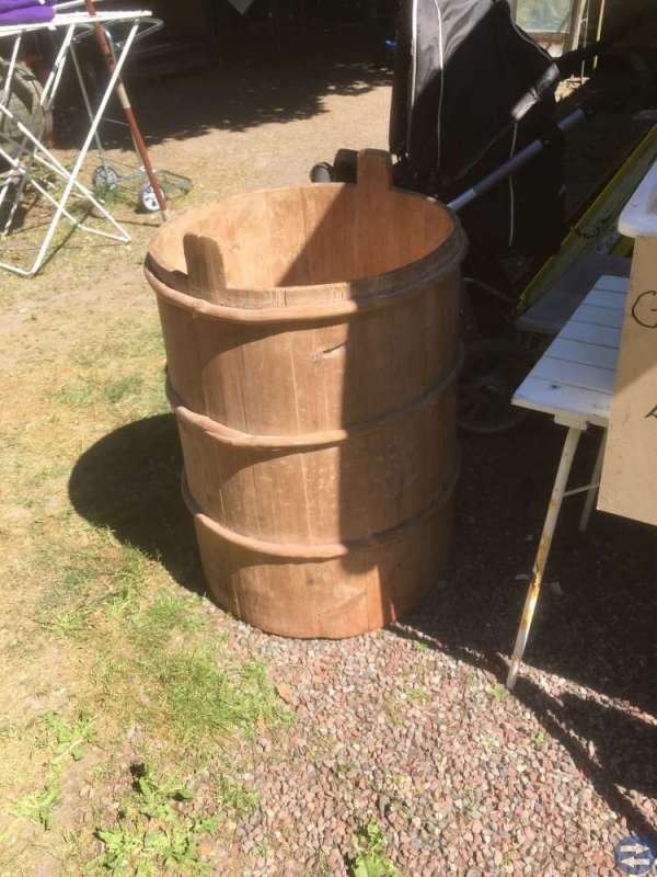 Stor trätunna, höjd 75 diam. 52.