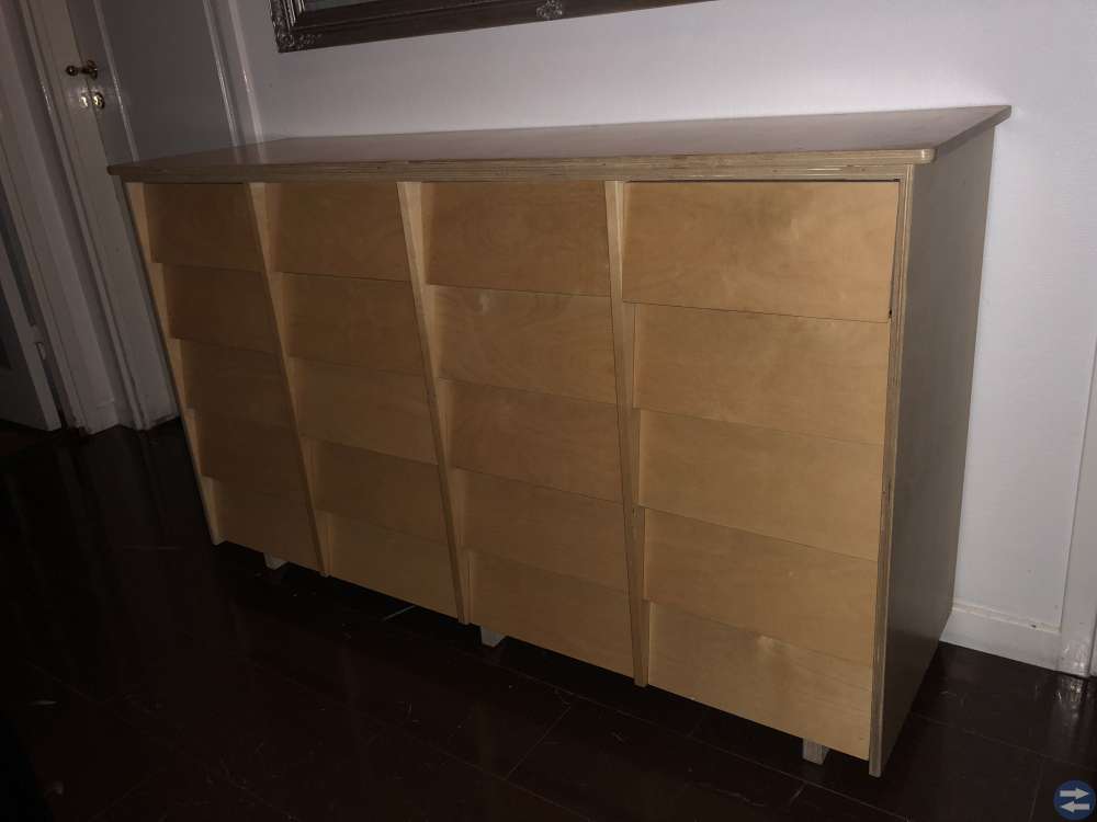 Stor byrå med 20 lådor