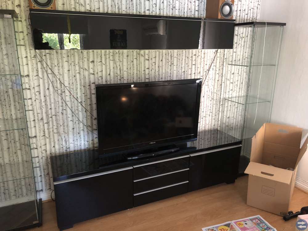 TV-bänk och överhylla