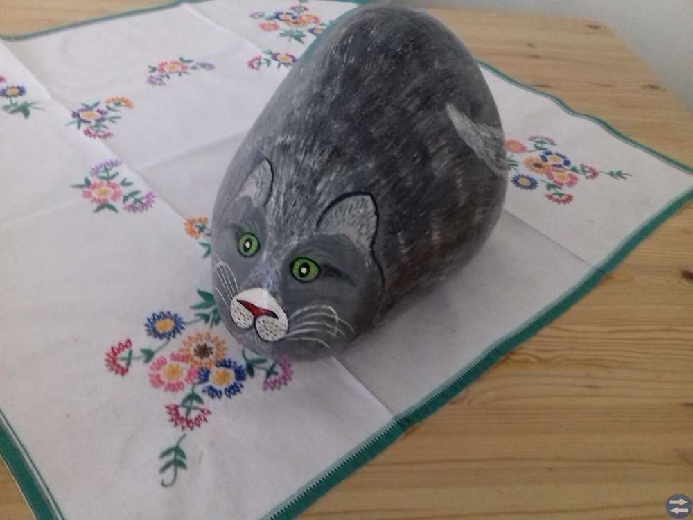 Katt målad på sten