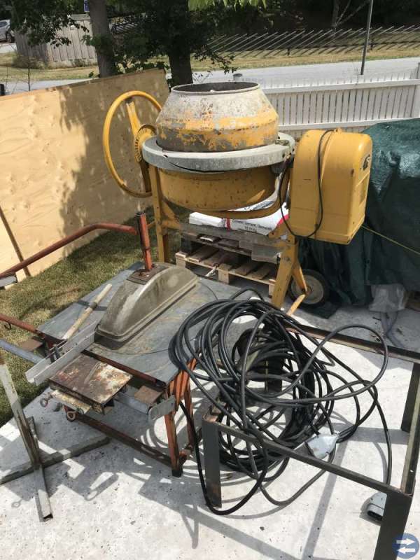 Betongblandare och såg