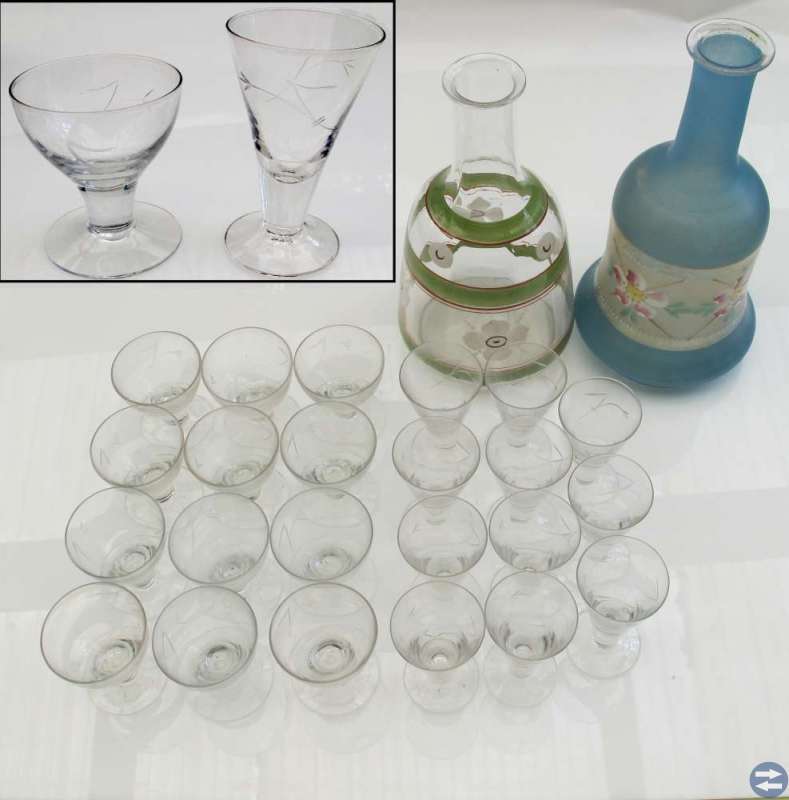 Gamla snappsglas + 2 karaffer