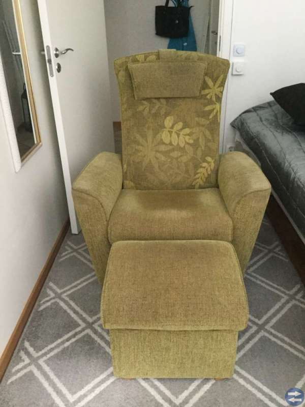 Fåtölj med steglöst ställbart ryggstöd samt sits