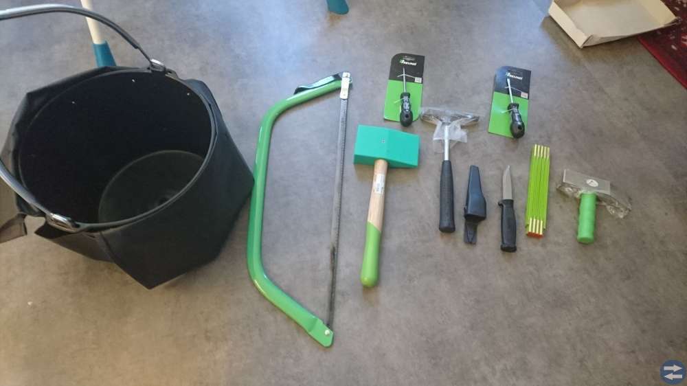 Verktygshink med praktiska fickor, med verktyg