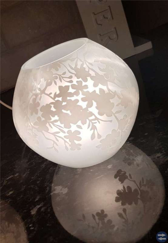 Söker Ikea lampa Knubbig lilla mod.