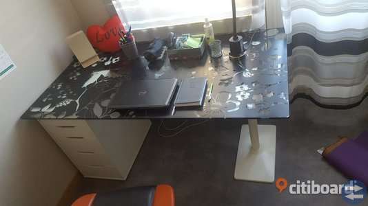 Skrivbord till salu