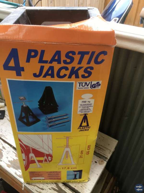 Pallbockar fyra stycken i plast
