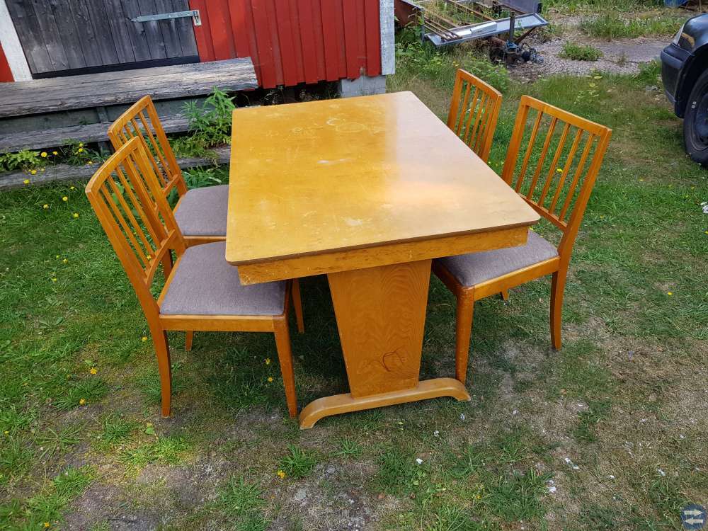 Matbord med stolar