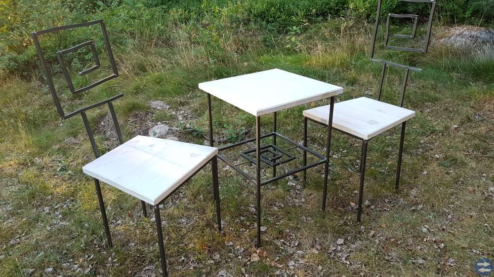 Bord och stolar i smide och trä