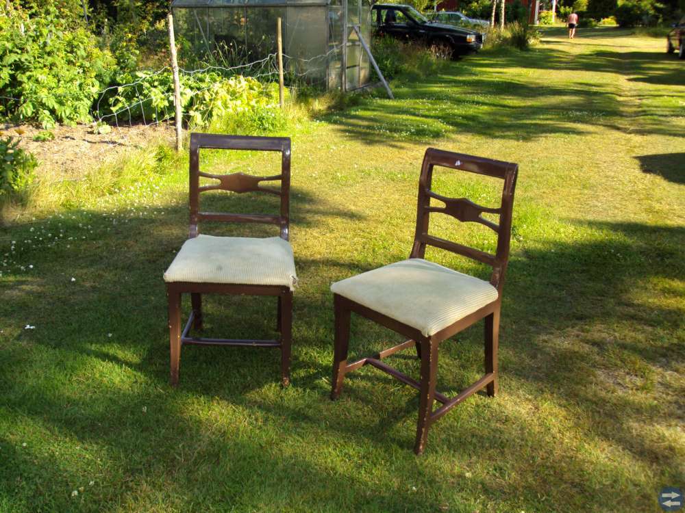 4 st gamla stolar i skapligt skick 200 kr