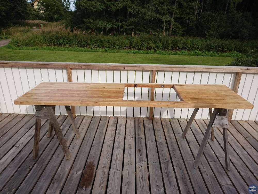 Bänkskiva med uttag för diskho