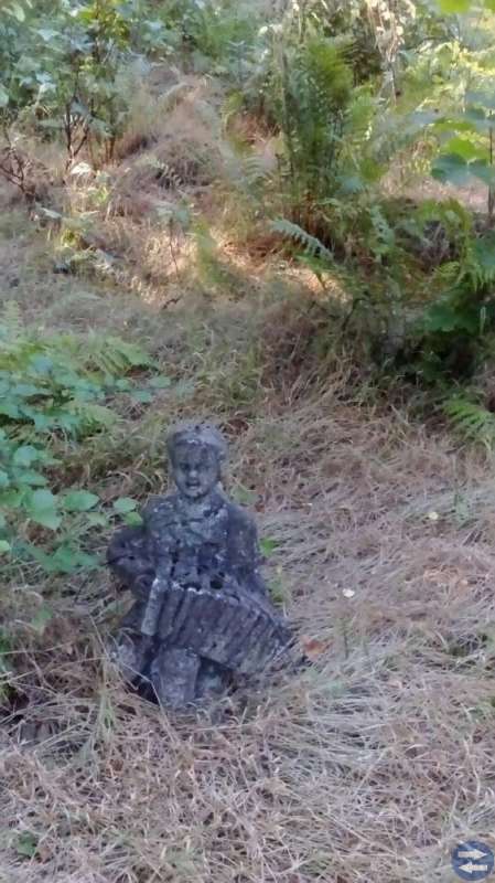Antik Trädgårdskonstverk.Pojke med Dragspel 1918-1