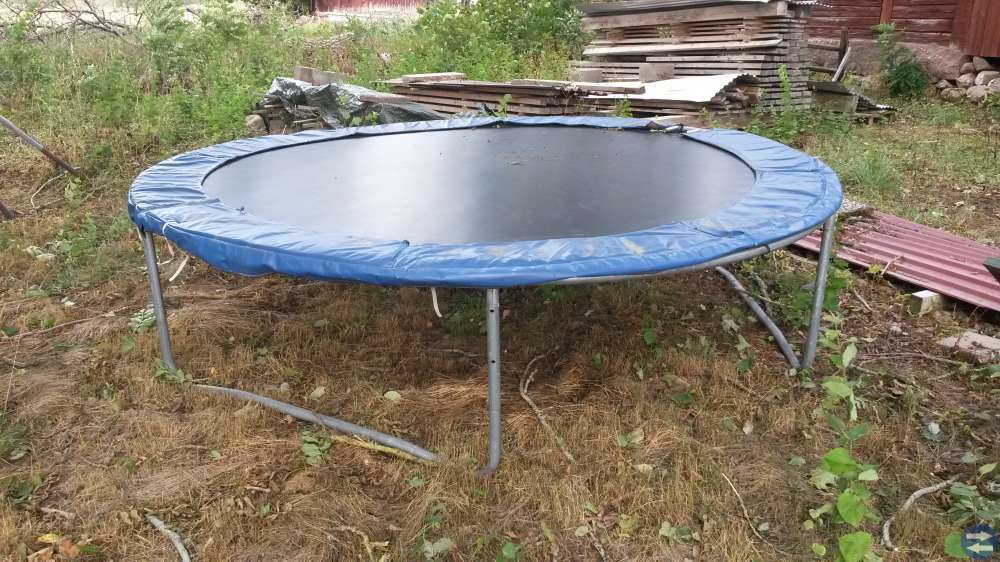 Studsmatta skänkes mot avhämtning.