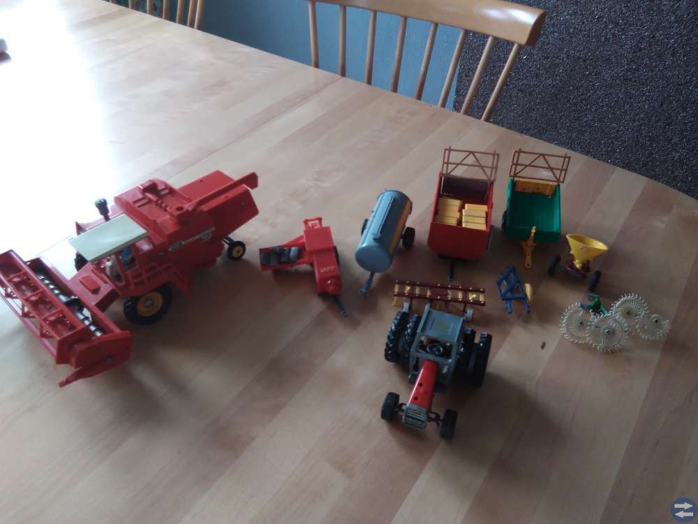 Skördetröskor, traktor och diverse andra redskap