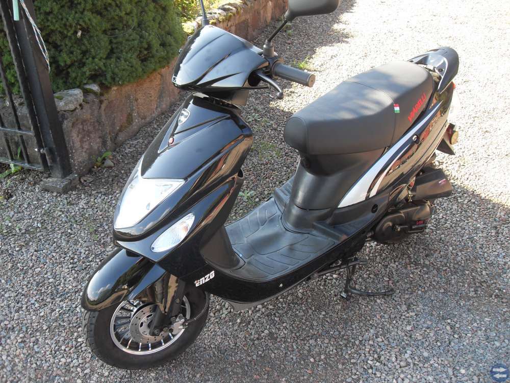 Svart Enzo -18 demo