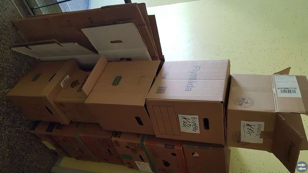 Flyttkartonger, bananlådor.