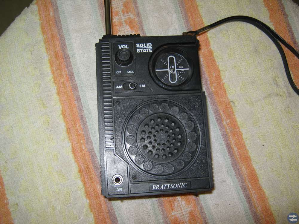 LITEN GAMMAL TRANSISTORRADIO.